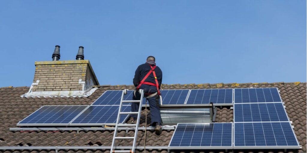 panneau solaire installation par un ouvrier